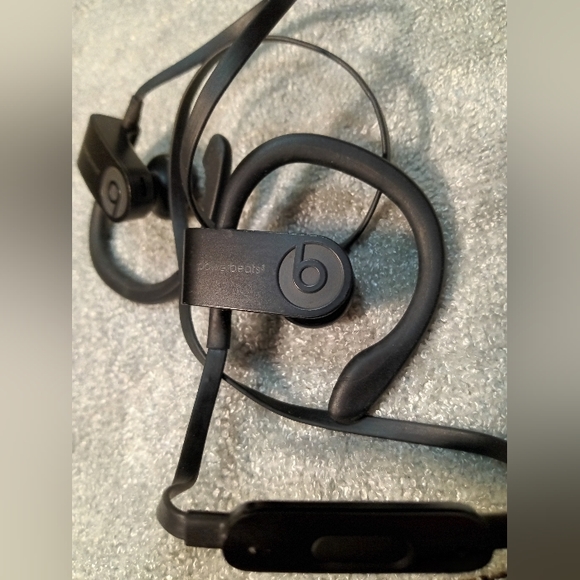 POWERBEATS WIRELESS IN EAR HEADPHONES BLACK - Picture 4 of 4